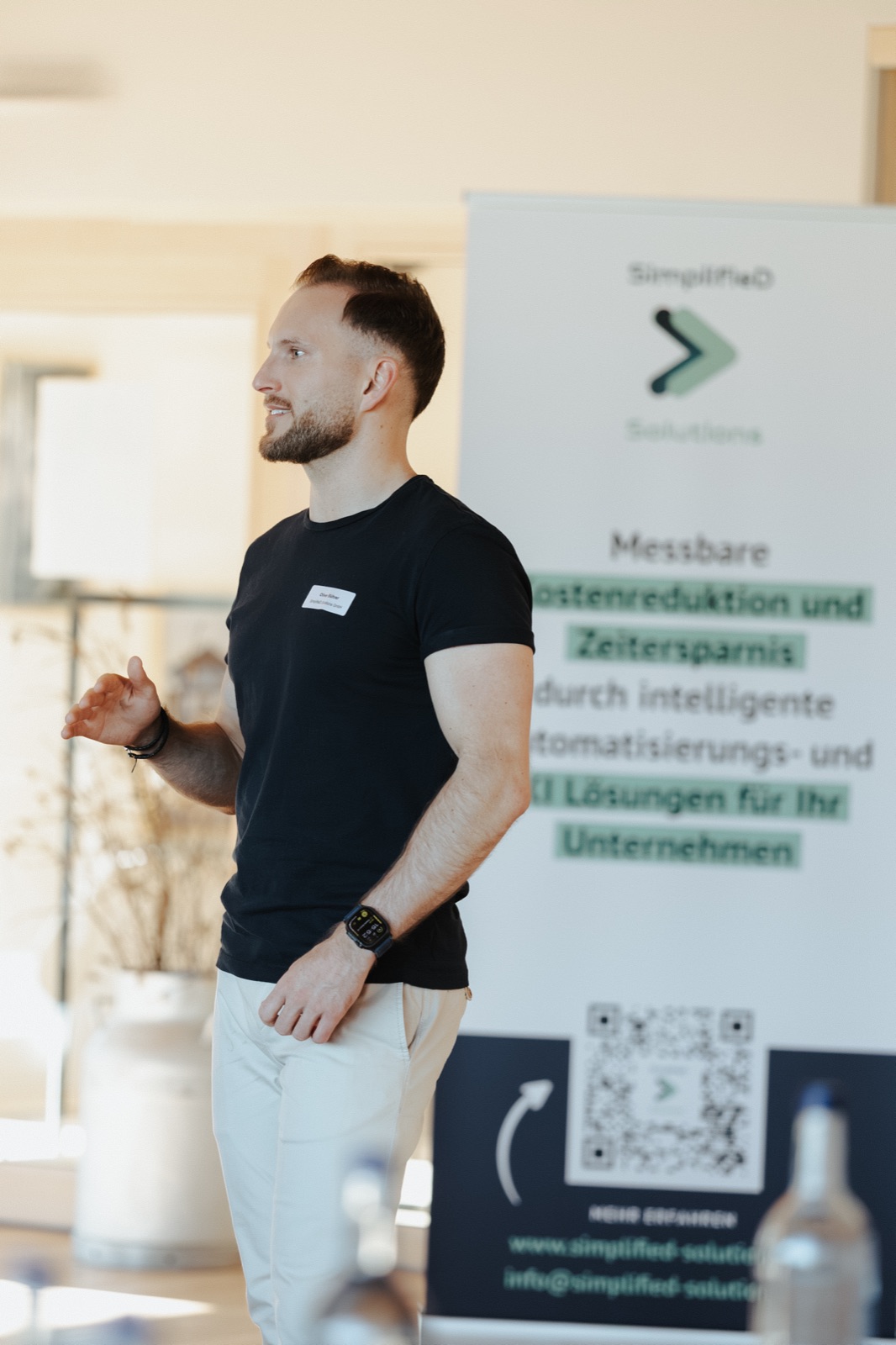 Gabriel Michelberger presenting in front of the SimplifieD banner